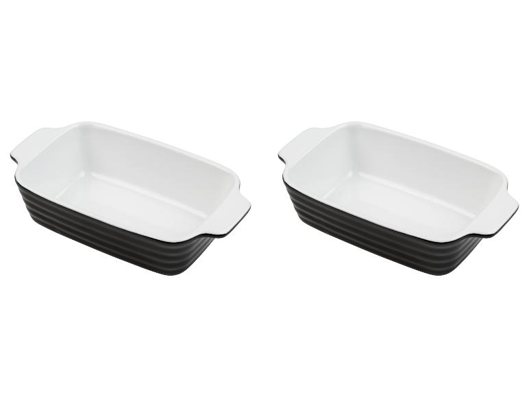 Deux plats à gratin blancs avec des rayures noires