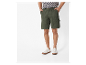 Shorts cargo vert olive et baskets blanches.