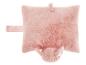 Oreiller en peluche rose avec oreilles et queue.