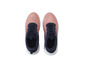 Une paire de baskets roses et bleues.