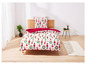 Une housse de couette blanche avec un motif de Noël de Père Noël et de boules de Noël.