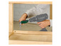Une main utilise un tournevis Parkside pour visser une vis dans du bois.