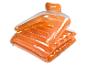 Matelas gonflable de piscine orange avec dossier, plié pour le rangement.