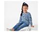 Pull en maille ajourée, jeans et planche à roulettes pour enfant.