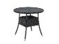 Table de jardin ronde en rotin noir avec plateau en verre et étagère inférieure.