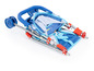 Une poussette pliable bleue.