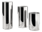 Trois vases cylindriques en verre argenté de différentes hauteurs sur fond noir