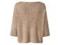 Pull beige à manches longues.