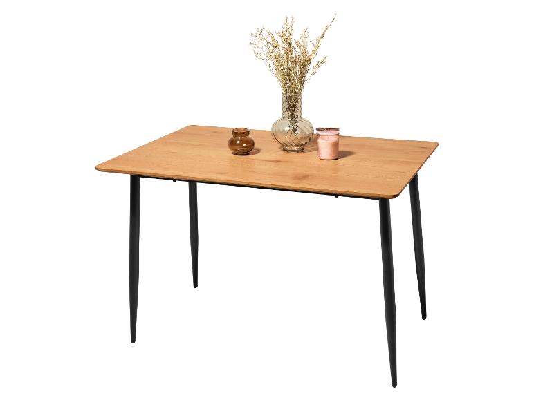 Table à manger en bois avec des pieds noirs, décorée d'un vase et de bougies.