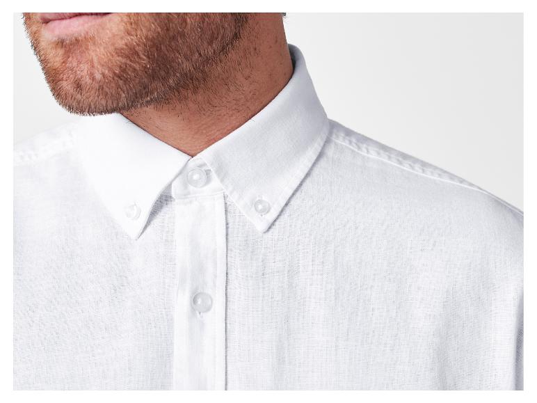 Détail d'une chemise blanche en lin.