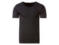 Un t-shirt noir à col en V à manches courtes.