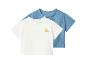 Deux t-shirts bébé à manches courtes : un blanc avec soleil et vagues, et un bleu.