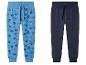 Deux pantalons de survêtement pour enfants : un bleu avec imprimé voiture et un bleu foncé.