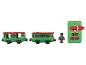 Train jouet vert avec deux wagons, une figurine et une télécommande.