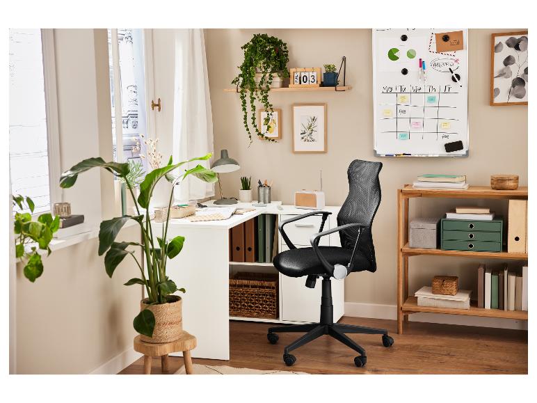 Bureau design avec chaise ergonomique noire et rangements.