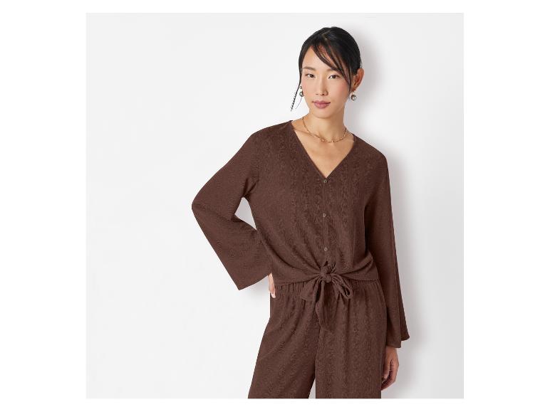 Haut et pantalon assortis marron, style décontracté.