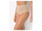 Femme en culotte taille haute beige à texture côtelée.
