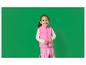 Fille souriante en gilet polaire rose et pantalon imperméable rose