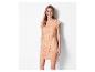 Femme portant une robe orange avec une ceinture.