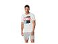 T-shirt et shorts : un homme porte un ensemble Marvel.