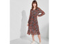 Une femme portant une longue robe noire à imprimé floral.