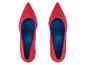 Deux paires de escarpins en daim rouge avec un intérieur bleu.