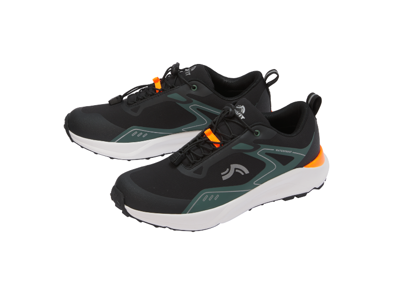 Une paire de chaussures de sport imperméables noires et vertes avec des accents orange.