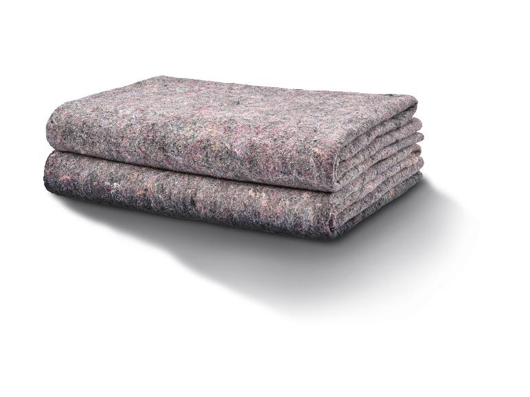 Couverture de protection grise pour meubles, pliée.