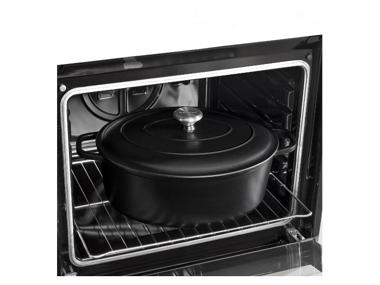 Cocotte en fonte noire dans un four.
