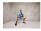 Homme faisant des squats avec un kettlebell.