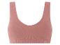 Un soutien-gorge de sport rose, côtelé.