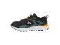 Chaussure de sport imperméable noire et verte avec des accents orange