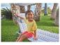 LUPILU® Enfant en bas âge en leggings capri sur une chaise longue dans le jardin.