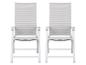 Deux chaises pliantes grises et blanches pour l'extérieur.