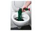Une main tient un déboucheur de canalisations vert Parkside dans des toilettes.