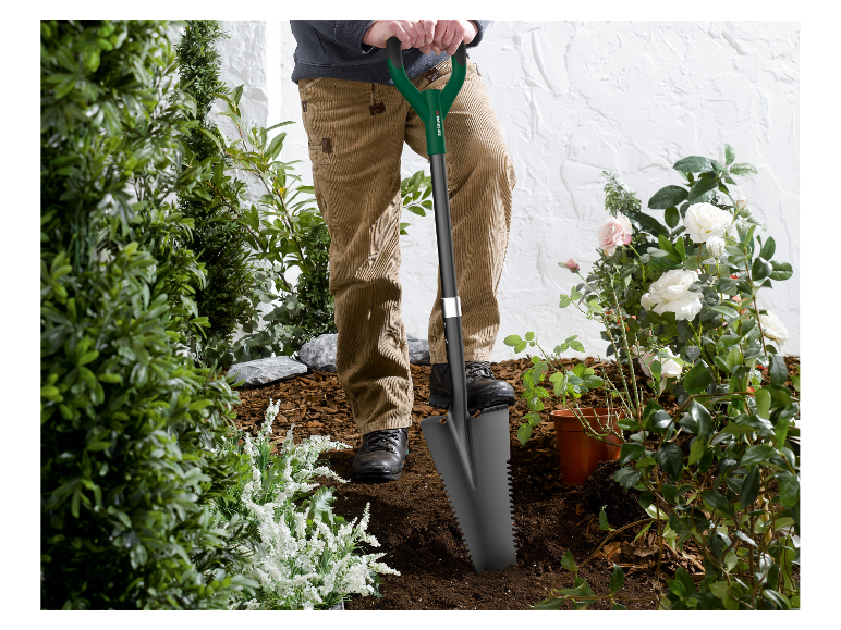 Un jardinier utilise une pelle Parksid pour jardiner.
