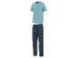 Un t-shirt bleu avec une poche et un pantalon rayé.