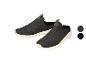 Chaussures de sport en maille grise avec semelle blanche et détails verts.
