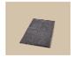 Tapis de bain rectangulaire gris en matière douce.