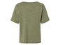Un t-shirt vert à manches courtes.