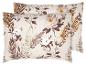 Deux oreillers à motif floral dans des tons beige, marron et orange.