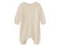 Grenouillère bébé unie beige à manches longues avec poignets et encolure côtelés.