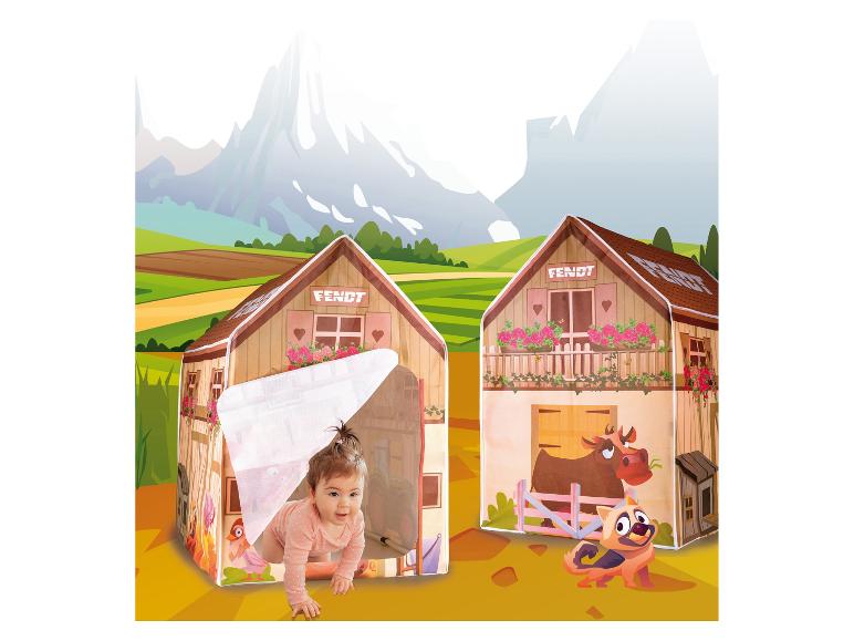 Tente de jeu en forme de ferme avec un bébé et des animaux, sur fond de montagnes.