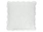 Coussin décoratif blanc avec un volant en fausse fourrure