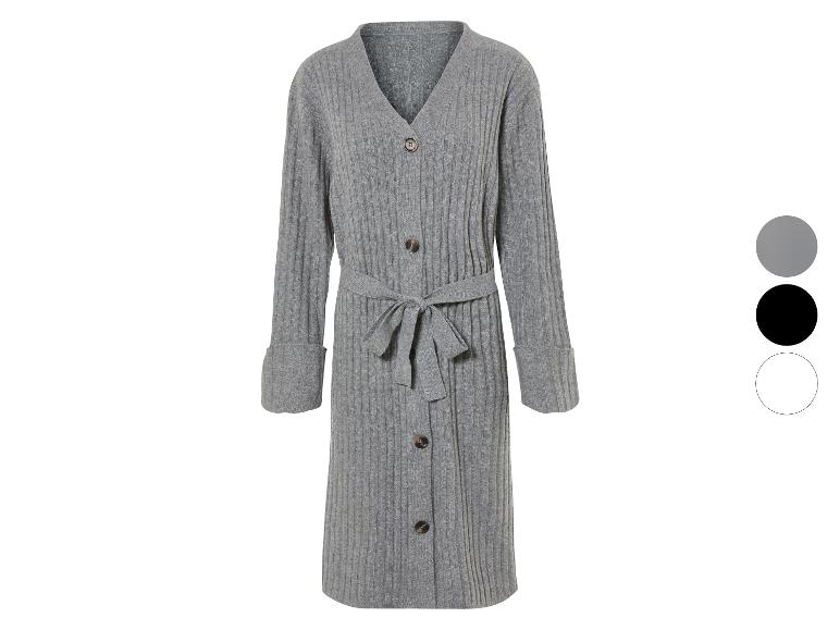 Une robe en tricot grise avec des boutons et une ceinture.