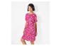 Robe courte à fleurs, style estival.