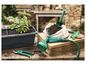 Accessoires de jardin, y compris un arrosoir, une carafe, une pelle et une plante en pot.