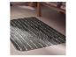 Tapis de bain gris rayé LIVARNO home sur du carrelage.