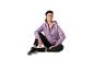 Femme en sweat à capuche zippé violet, legging noir et baskets noires, assise par terre.