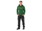 Homme en sweat à capuche vert avec texte et pantalon de travail noir.